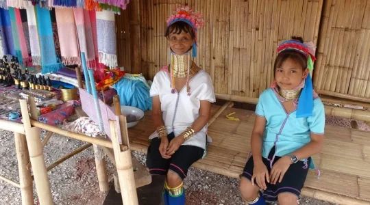 首長族（カレン族）の村見学 + ダムヌンサドゥアック水上マーケット + メークロン線路市場で列車乗車ツアー